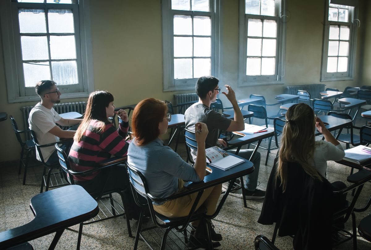 Sala de clases con alumnos adultos en formación